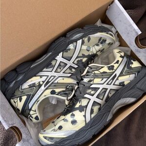 ASICS Floral Pattern Running Sneakers in Cream & Black